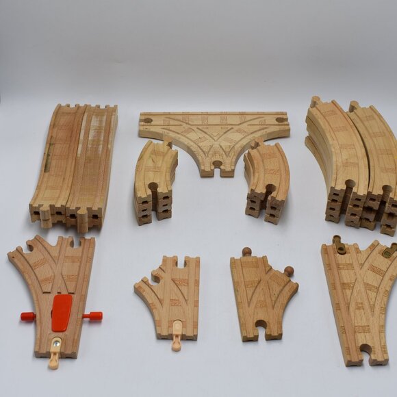 Lot of 25 Wooden Tracks Mechanical Switch Ascendent Curved Thomas & Friends Used - Picture 2 of 9